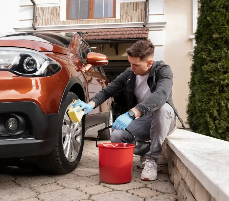 Lavage auto à domicile Saint-Aubin-Fosse-Louvain : professionnel intervenant sur un véhicule